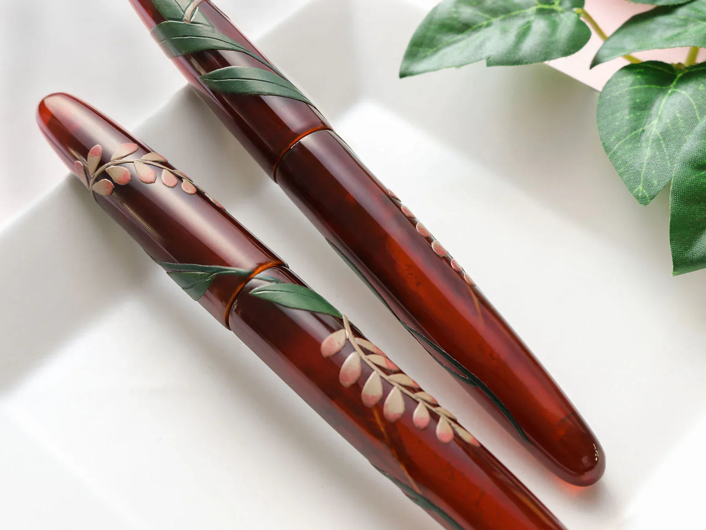 Luxury Japanese fountain pen – Wancher Okinawa Urushi Shell Ginger pen with hand-painted Urushi details.