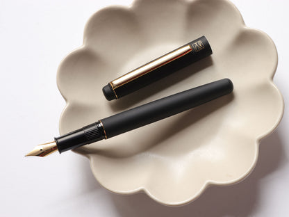 Kuretake Nodoka - Yogasumi (Matte Black) Fountain Pen - Wancher Pen