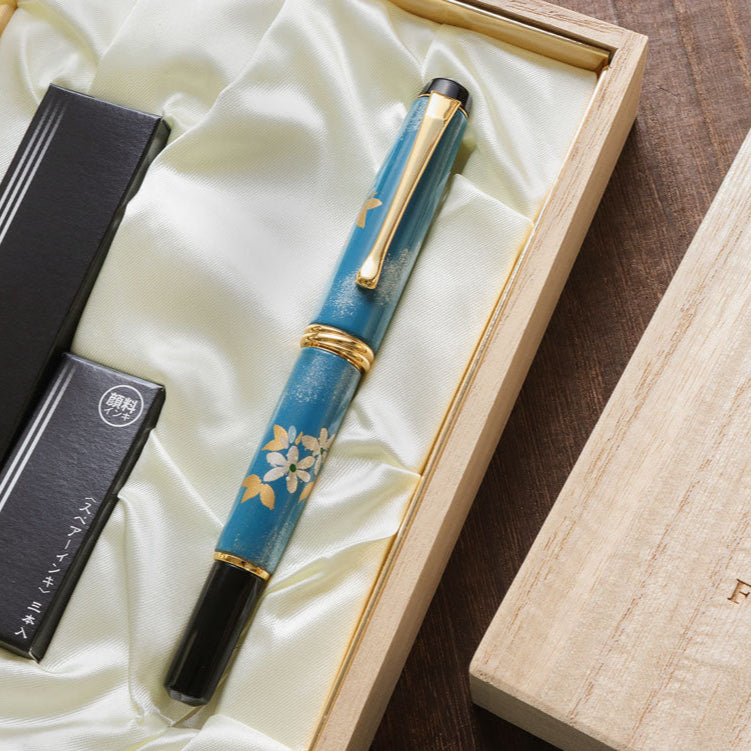 Wajima Maki-e Brush Pen inside the Wooden box