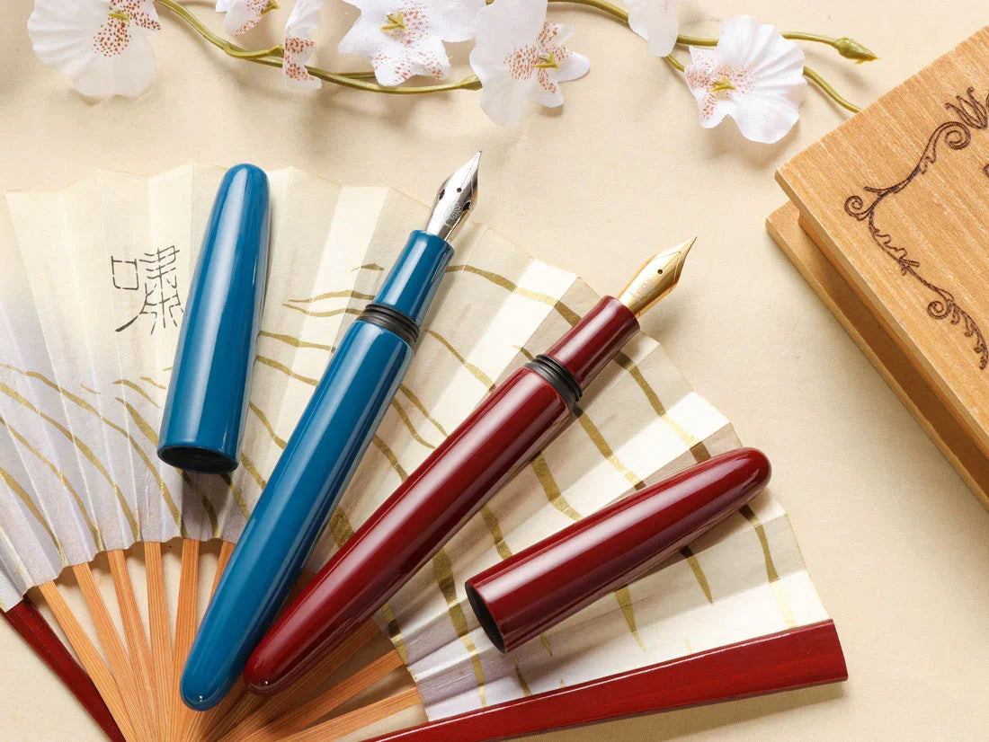 Aizu Urushi Ao fountain pen with Aka Tamenuri version on the side