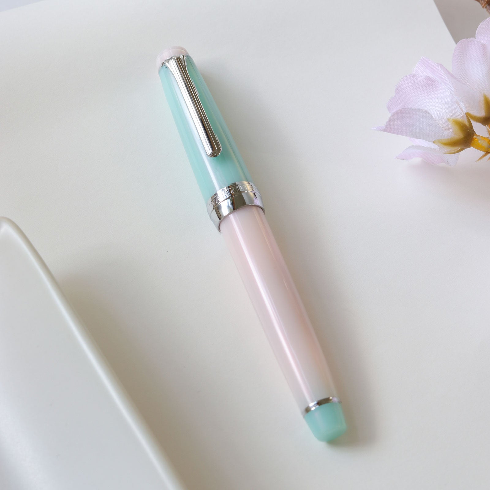 Wataame fountain pen inspired by Japanese Matsuri and traditional festival cotton candy.