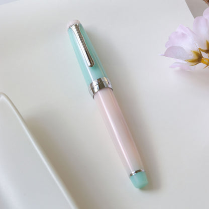 Wataame fountain pen inspired by Japanese Matsuri and traditional festival cotton candy.