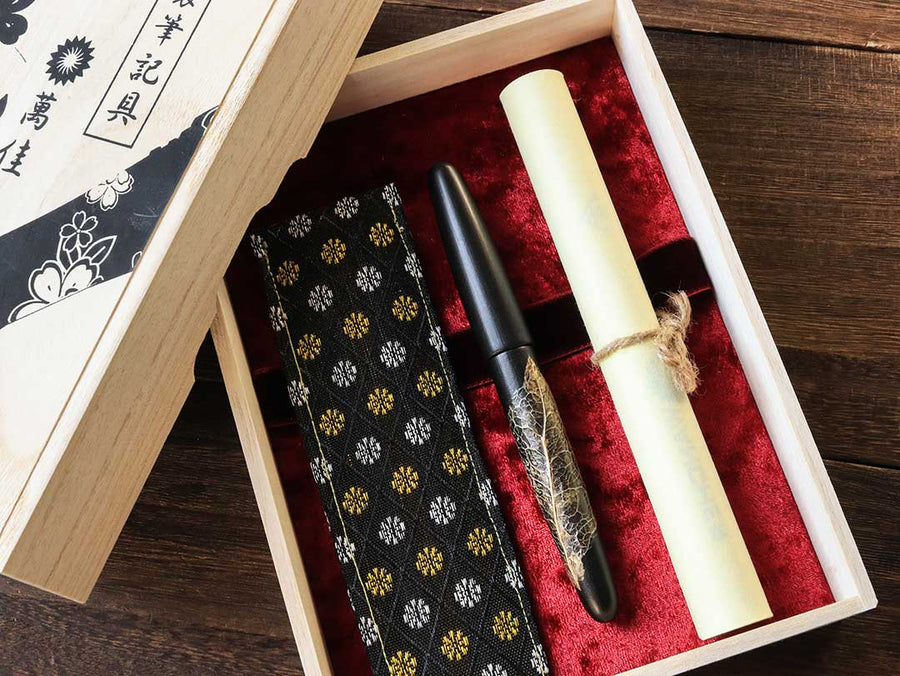 季映 Kiei Urushi - Camellia Japonica Black Fountain Pen - Wancher Pen